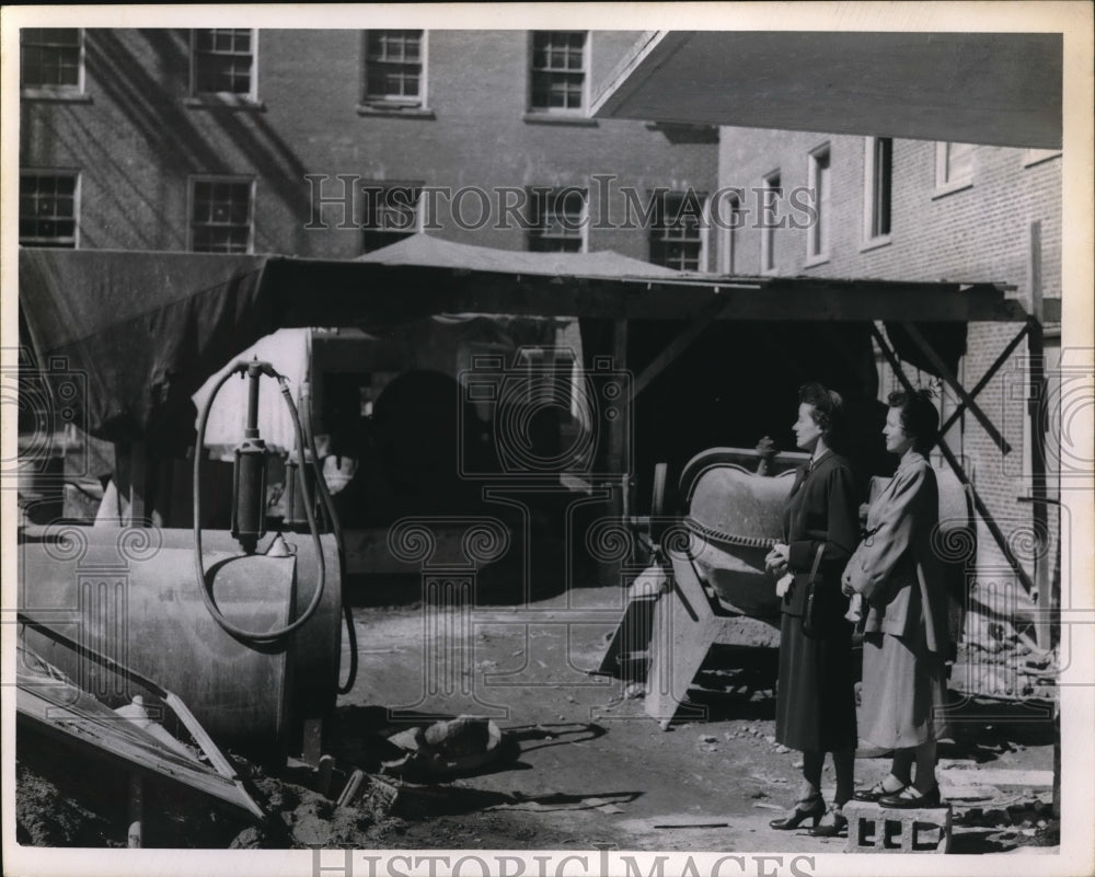 1950 Press Photo Checking of Lakewood houses by Mrs. A. Huck and Mrs. J. Winton - Historic Images