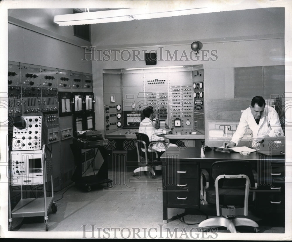 1958 Press Photo John Bistline compiles data at the General Electric Company - Historic Images