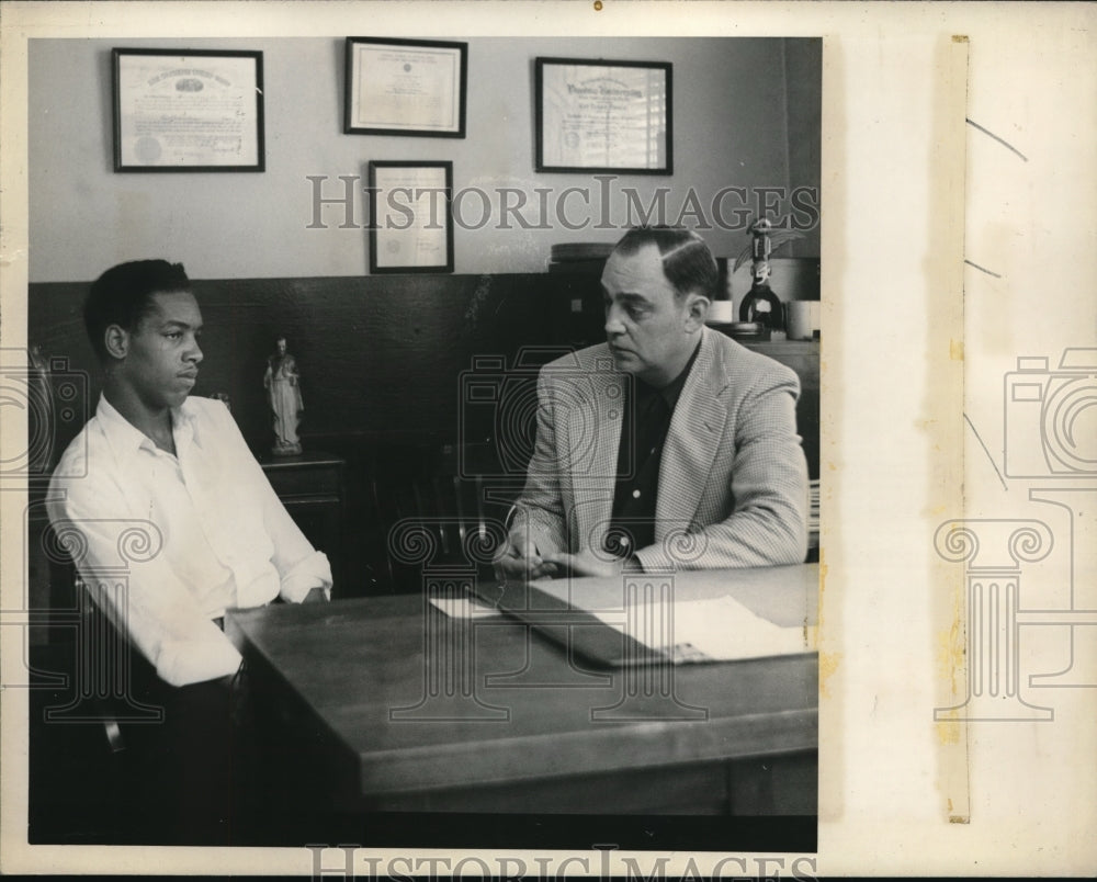 1951 Press Photo Sheriff Finegan interrogates Smith with the Sinclair beating - Historic Images