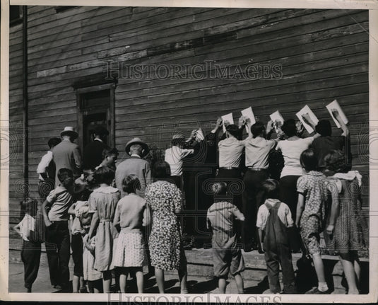 1937 Press Photo Loyal Workers around Johnstown sign for petition back to work - Historic Images