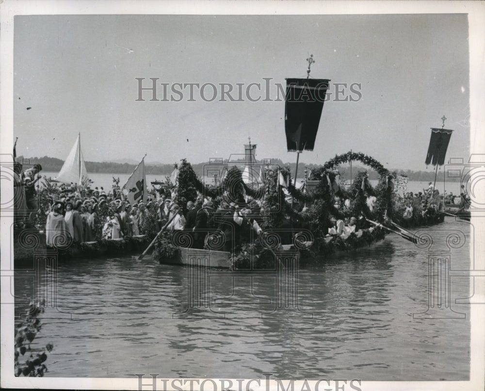 1950 Press Photo Lake Chiemess Germany, Corpus Christi Day celebrated - Historic Images