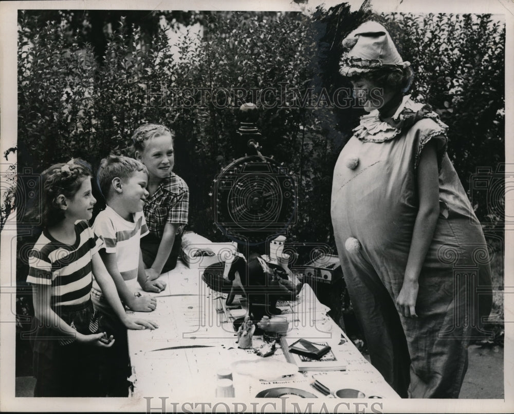 1954 Press Photo Having a party with a clown. - Historic Images