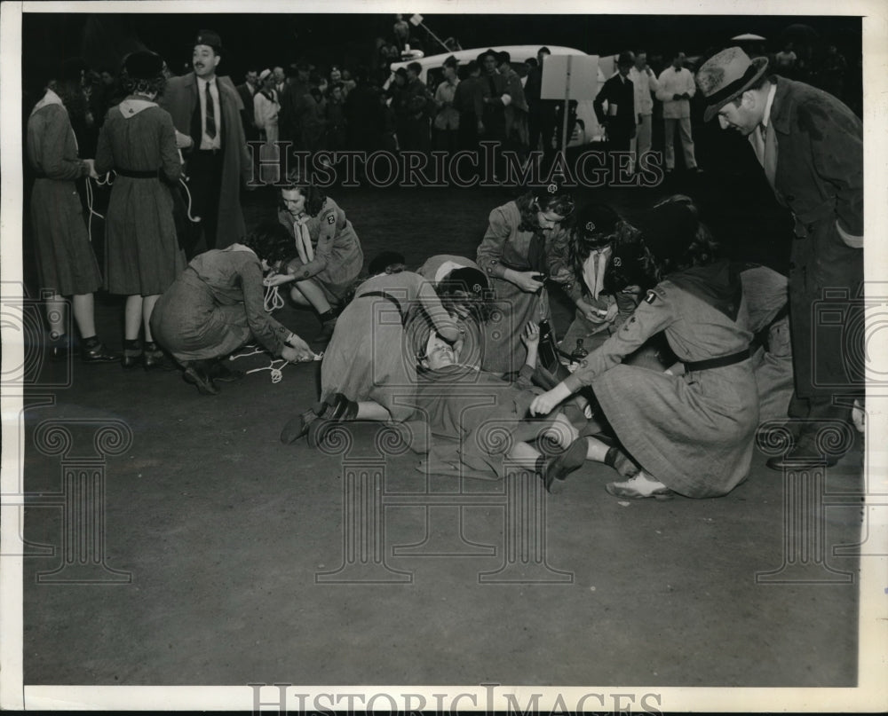 1941 Press Photo Girl scouts at the Wide Emergency Mock Disaster Mobilization - Historic Images