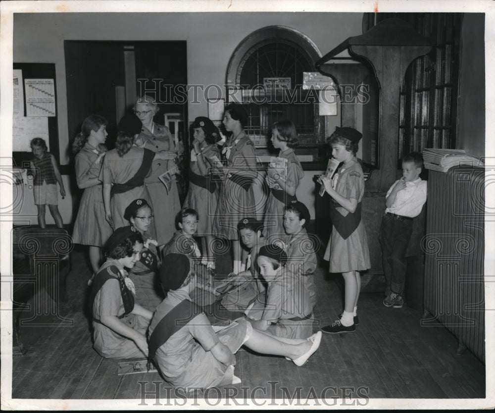 1959 Press Photo Girl Scouts use the last ticket from Illinois Central station - Historic Images