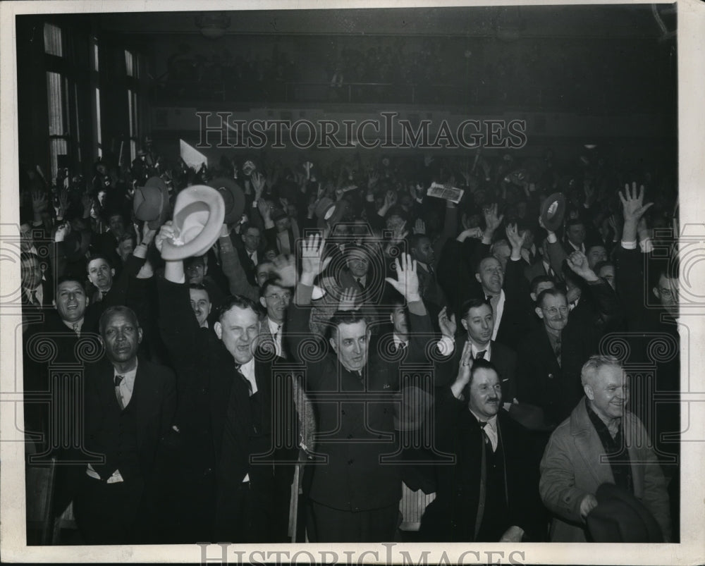 1946 Press Photo steel workers celebrate end of strike, South Chicago - Historic Images