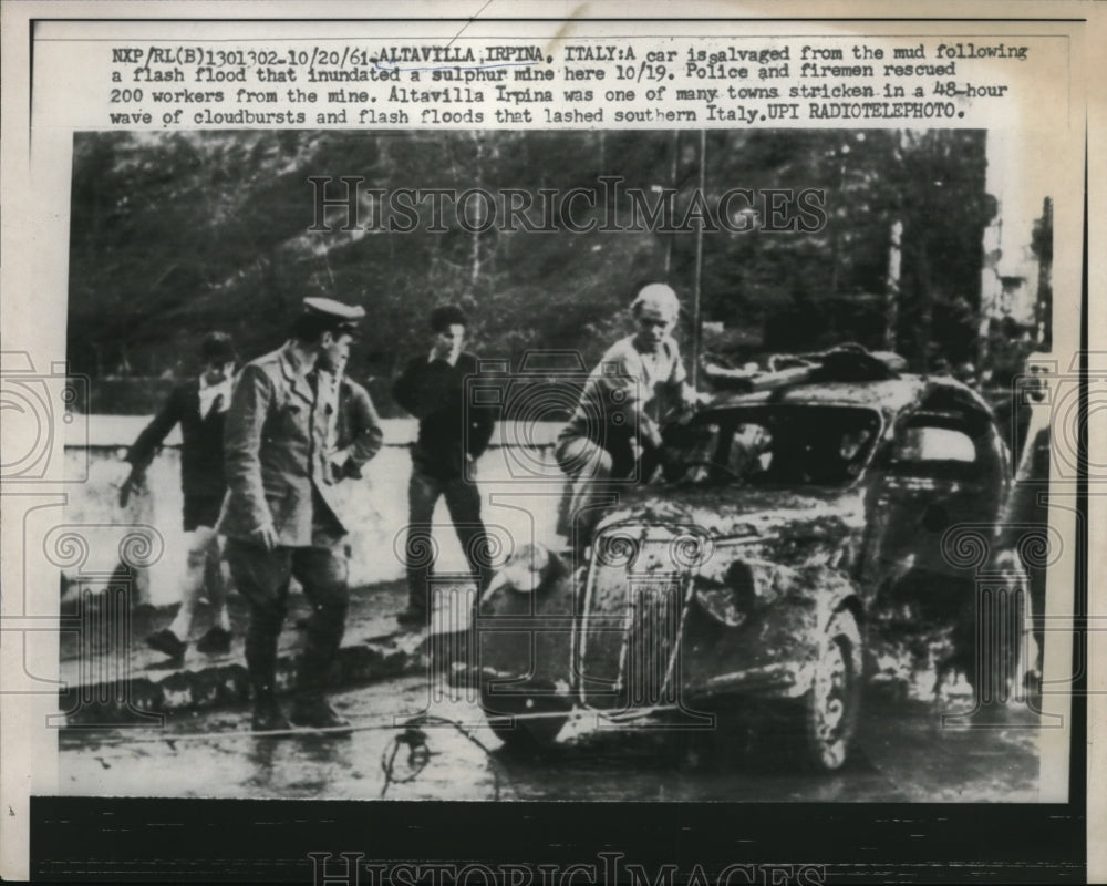 1961 Press Photo car salvaged from mud after flash flood, Altavilla Irpina Italy - Historic Images