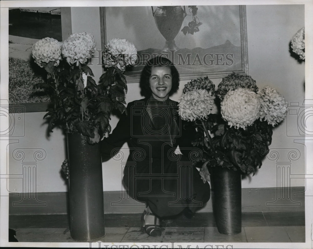 1935 Press Photo Helen Dupree with prize winning Chrysanthemums at flower show - Historic Images