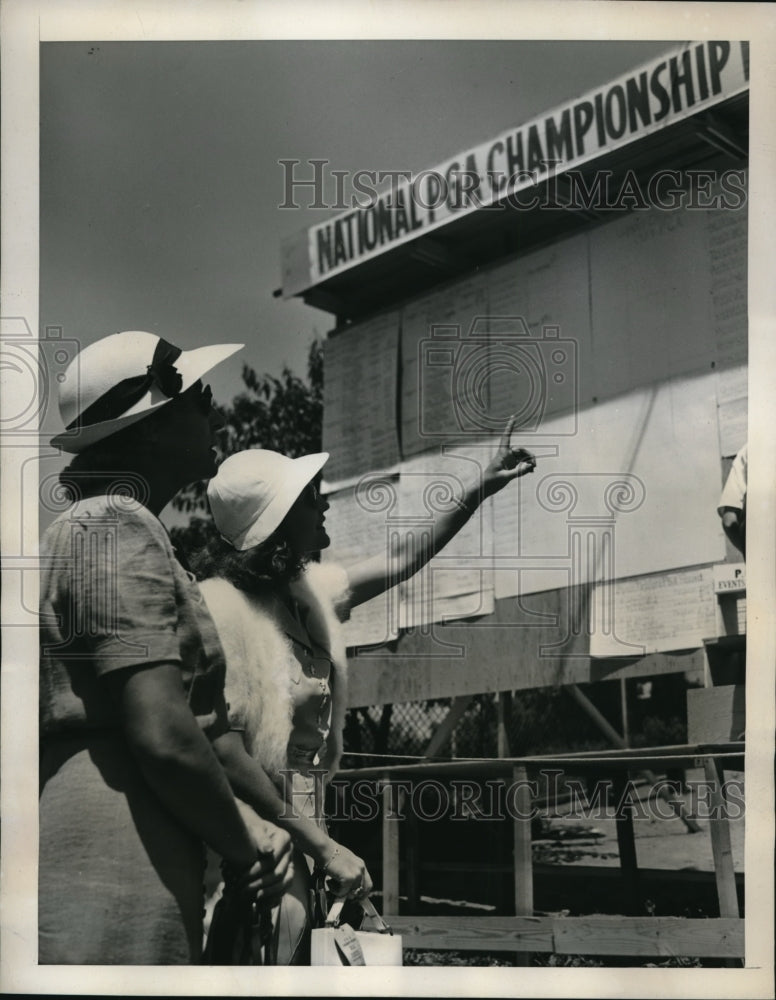 1939 Press Photo Mrs. G. Sarazen and Mrs. J. Farrell looking at the score board. - Historic Images