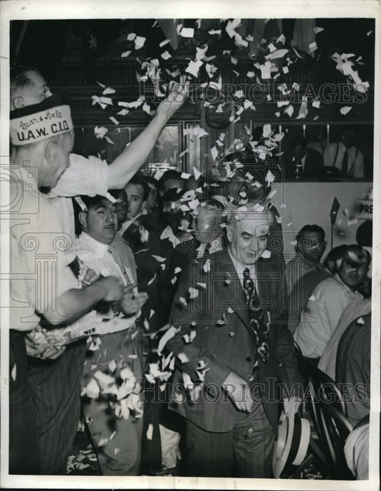 1942 Press Photo CIO Pres Philip Murray on confetti at end of speech in Chicago - Historic Images