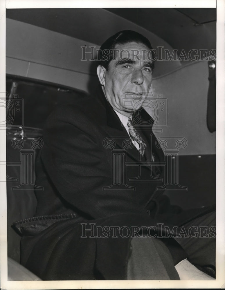 1941 Press Photo Al Werthimer in a taxi leaving federal court-Historic Images