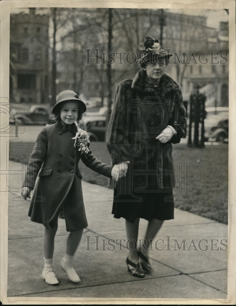 1939 Press Photo Mrs. Fred Baldwin and Miss Isabelle Baldwin walking - nec97192 - Historic Images