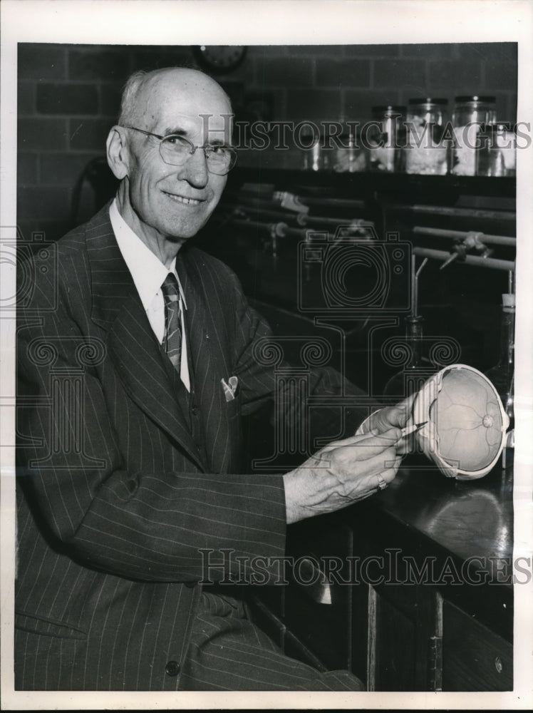 1955 Press Photo Optometrist Dr. Charles DeMoure with an eye model - Historic Images