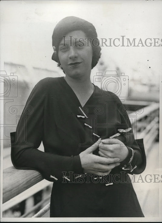 1933 Press Photo Hennessey's fiancee, Esther Leslie at the S.S.Bremen - Historic Images
