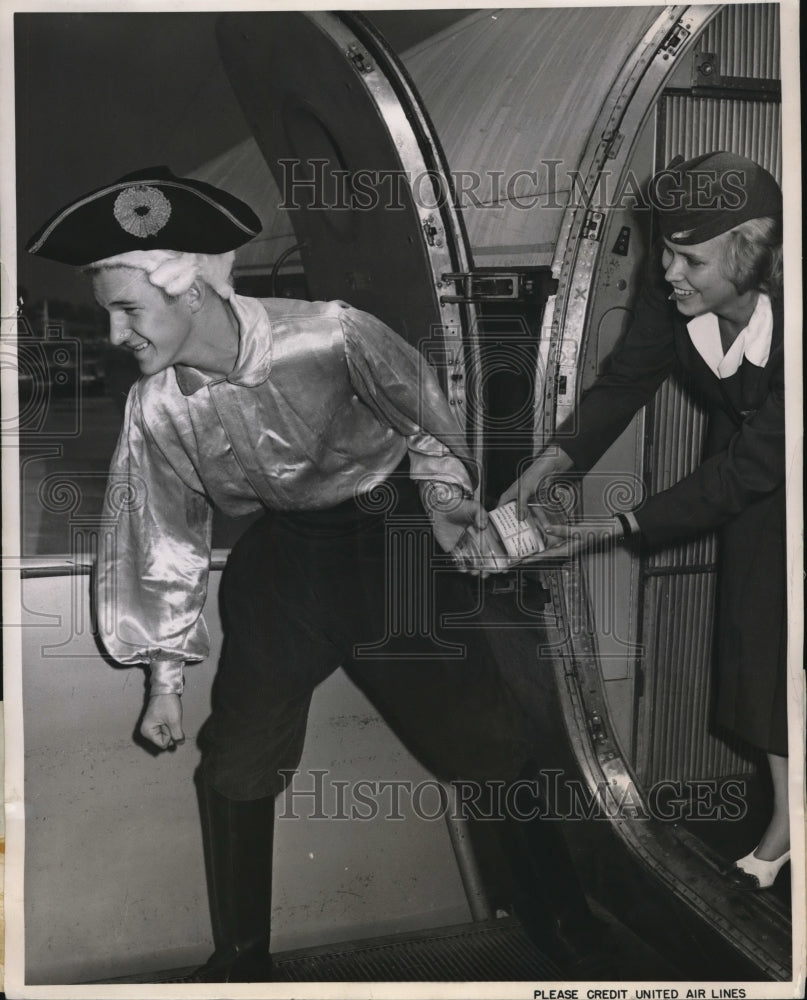 1951 Press Photo Charles River bottle to Edward Clausen Jr by Jojo Peterson - Historic Images