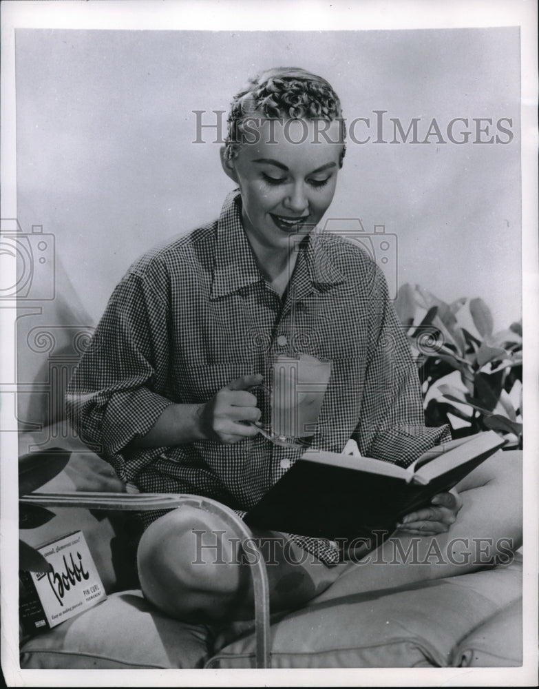 1955 Press Photo Pin-curls and a cold drink - Historic Images