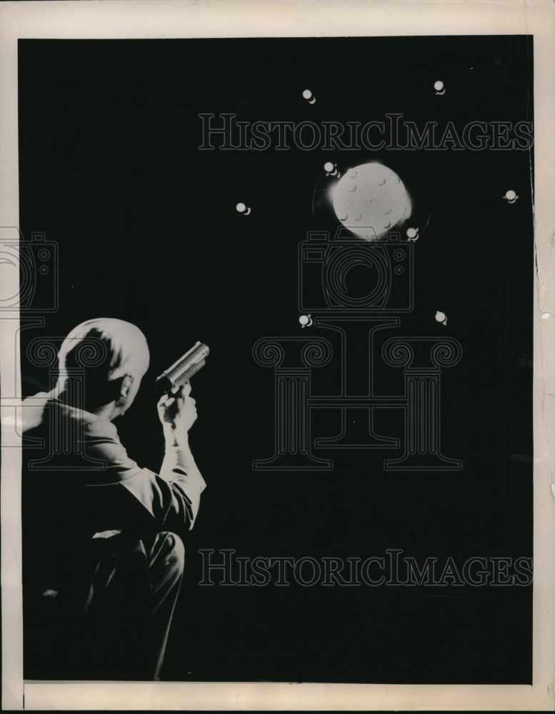 1949 Press Photo The principle of atom smashing as demonstrated by Dr. Hitchcock - Historic Images