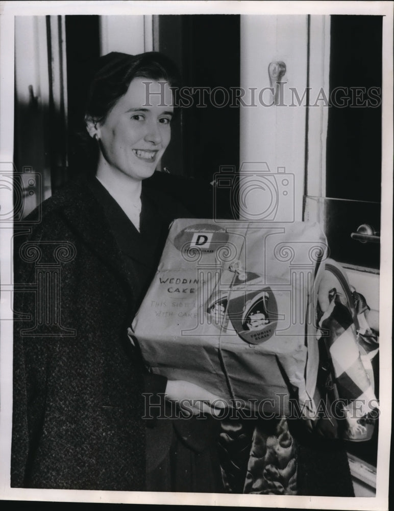 1954 Press Photo Susan Denny brings her wedding cake baked by her mother - Historic Images