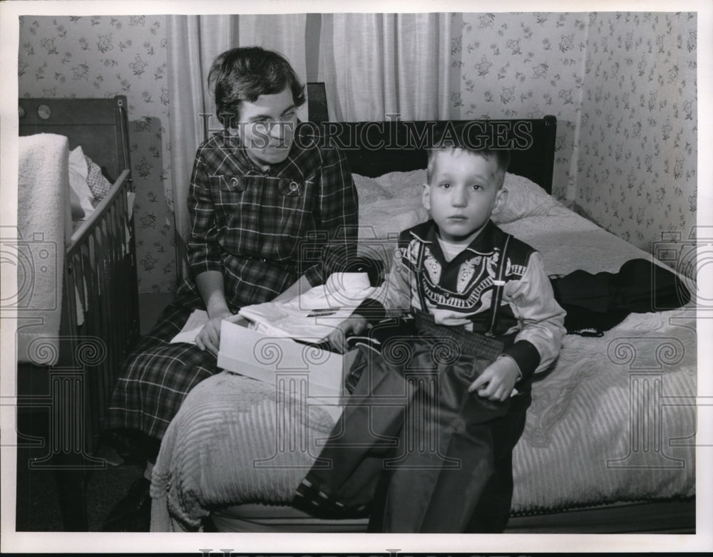 1960 Press Photo Boy Clarence Hathaway &amp; mom Georgia &amp; birthday gifts - Historic Images