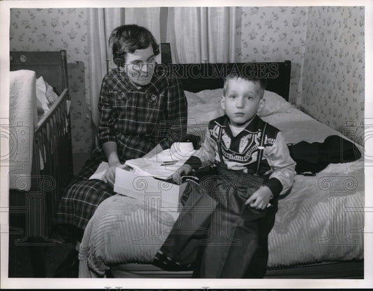 1960 Press Photo Boy Clarence Hathaway & mom Georgia & birthday gifts - Historic Images