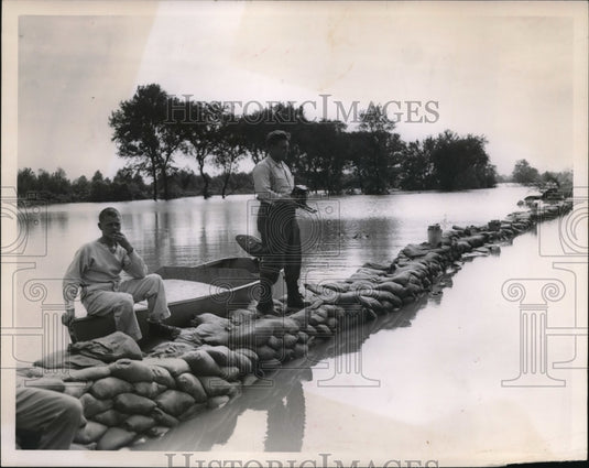 1948 Press Photo Photographer Harvey Johnson at floods in Dupo, Ill levees - Historic Images