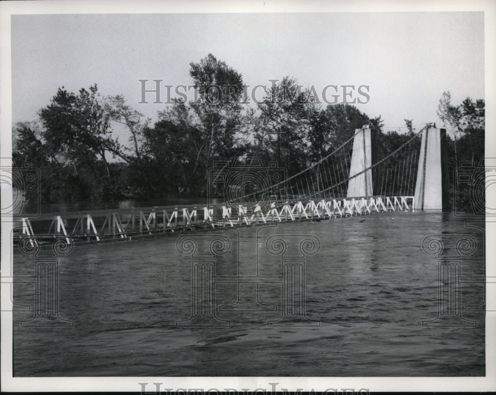 1961 Press Photo Carlyle Ill Gen Wm Dean Bridge flooded by Laskaskia River - Historic Images