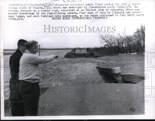 1961 Press Photo Beason, Ill Citizens watch floods at sunken bridge - Historic Images