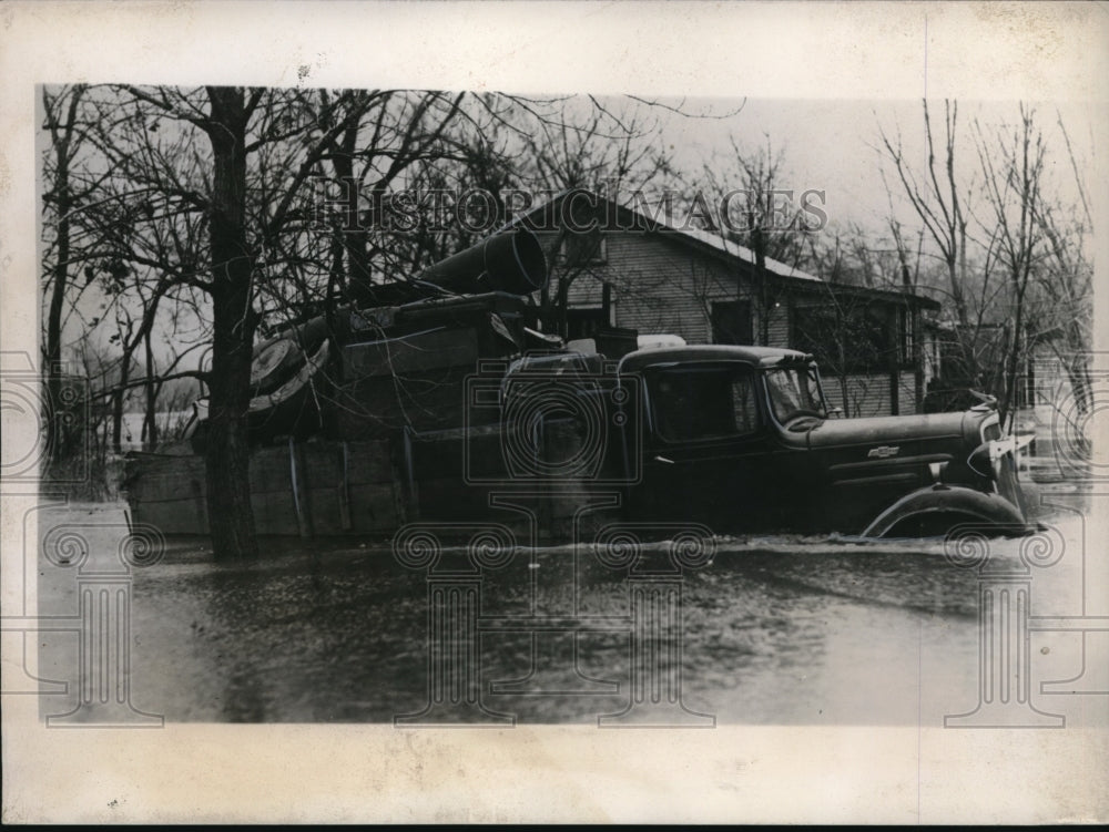 1938 Press Photo Rock River floods at Moline Ill, Basil Paris stuck in truck - Historic Images