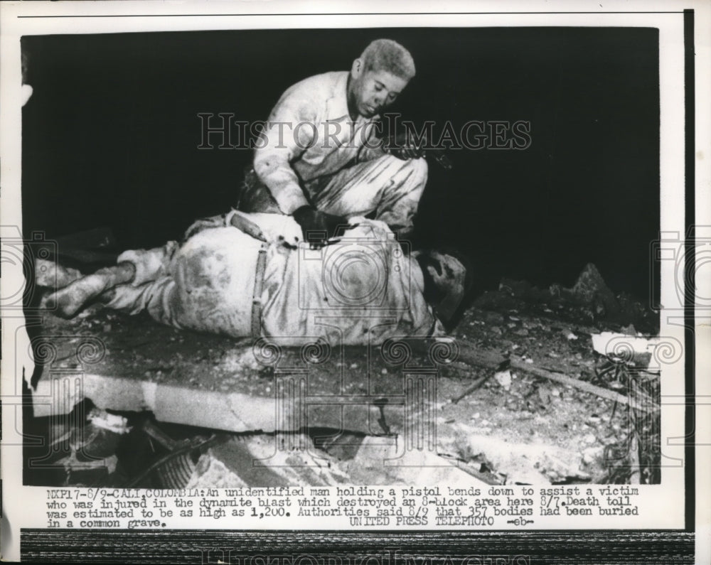 1956 Press Photo Dynamite Blast in California has Men Assisting the Hurt - Historic Images