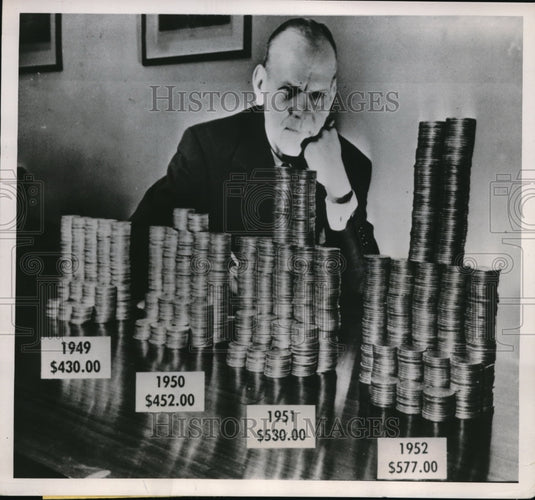 1952 Press Photo William H Moore Expression Shows Tax as Worrisome Problem - Historic Images