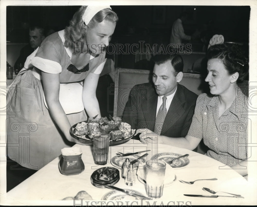 1941 Press Photo Hollywood, Cal J Manners waits on Mr &amp; Mrs Ted Kozos at Derby - Historic Images