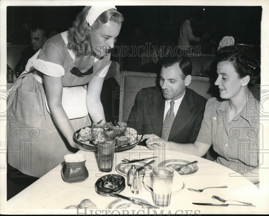 1941 Press Photo Hollywood, Cal J Manners waits on Mr & Mrs Ted Kozos at Derby - Historic Images