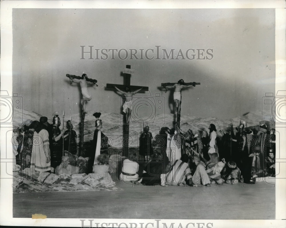 1941 Press Photo Passion play scene of the crucifixion at Bloomington Ill - Historic Images