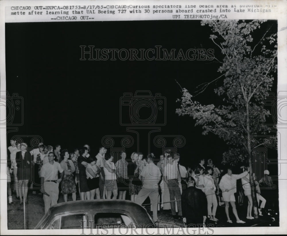 1965 Press Photo Curious spectators of UAL Boeing 727 plane crash - Historic Images