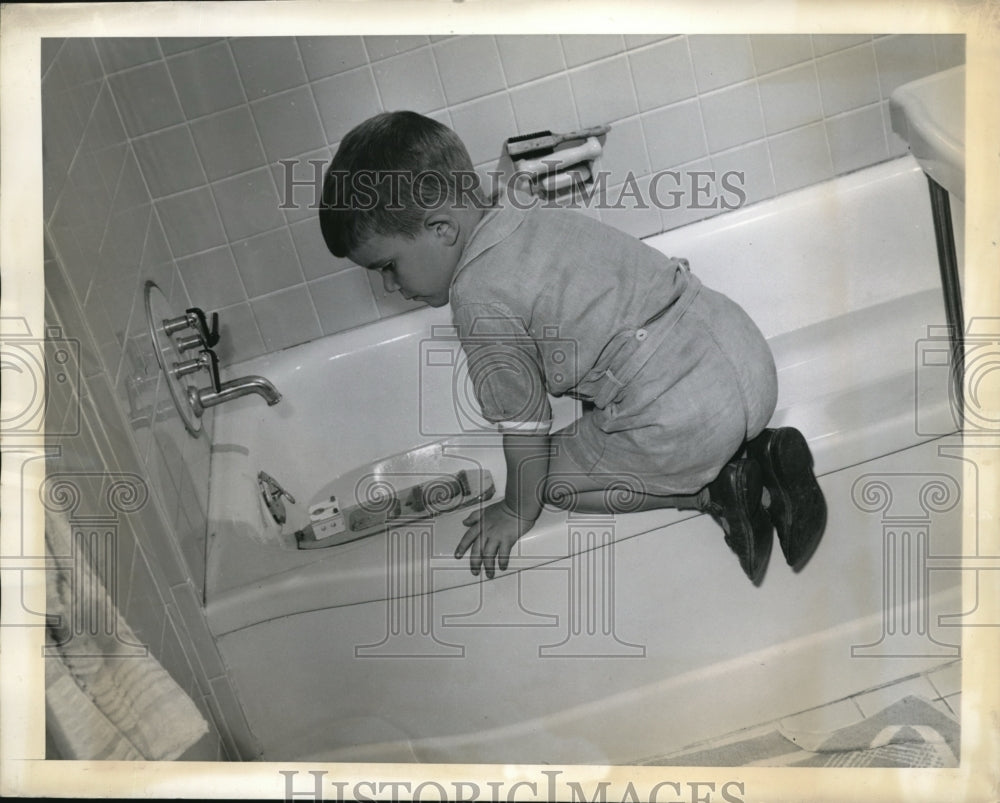 1943 Press Photo Billy playing on edge of home bathtub accident waiting to occur - Historic Images