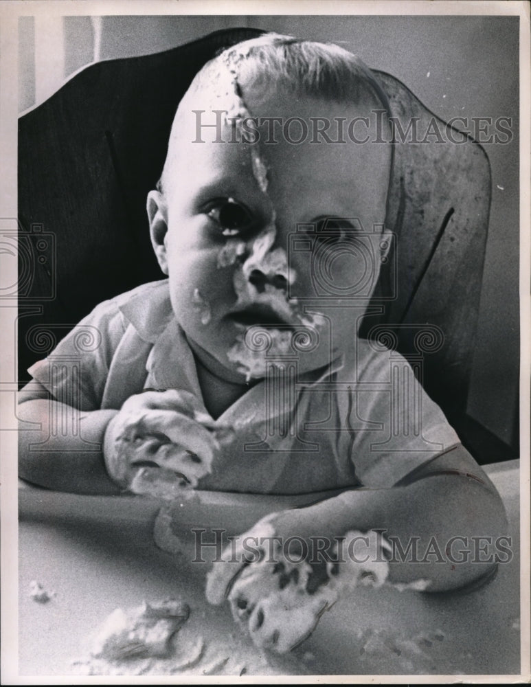 1963 Press Photo Baby John Bender age 1 with birthday cake - Historic Images