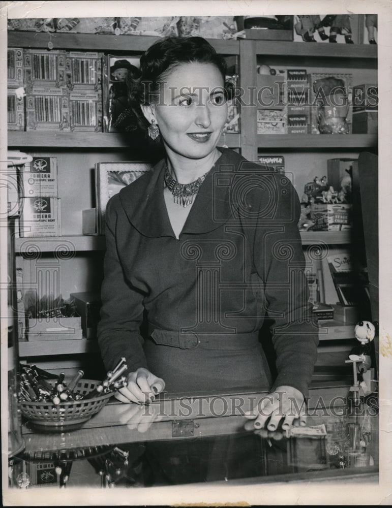 1949 Press Photo Mrs Catherine Hinkel finds $5000 offered $1 reward - Historic Images