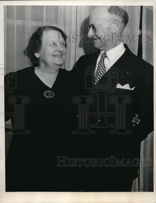 1940 San Francisco Martha Besthorn & Frank Oldis meet after 43 yrs - Historic Images