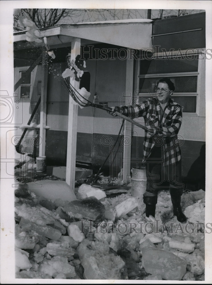 1959 Press Photo Paul Hensgen clears snow &amp; ice in Fremont - Historic Images