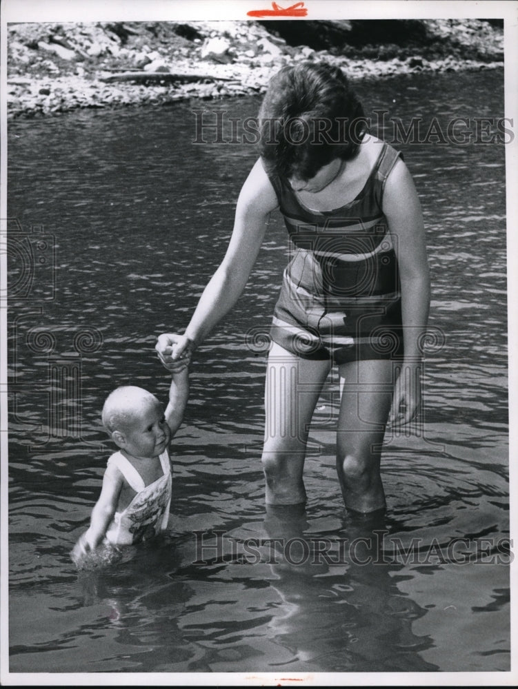 1963 Press Photo Sue Hall near Marietta & 10 month old Chris McWilliams - Historic Images