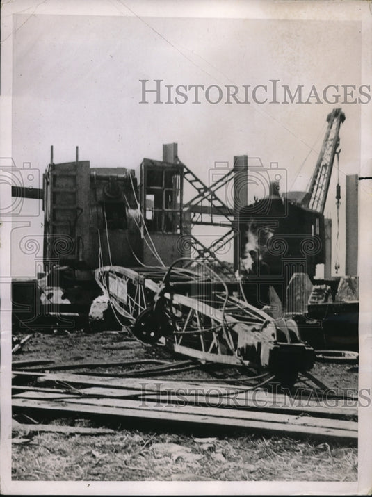 1937 Press Photo Philadelphia Pa Navy yard crane crashes & kills 3 - Historic Images