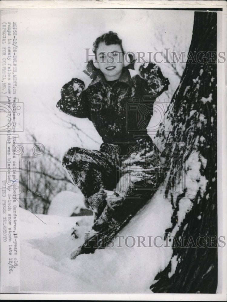 1953 Press Photo Duluth Minn Roberta Gundstrom plays in 5 inch snowfall - Historic Images