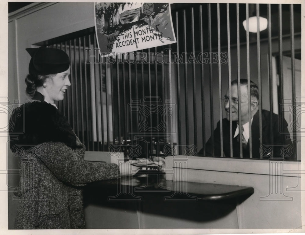 1936 Press Photo Anna M Shea of Evanston Ill pays fien to Jesse D Kindig - Historic Images