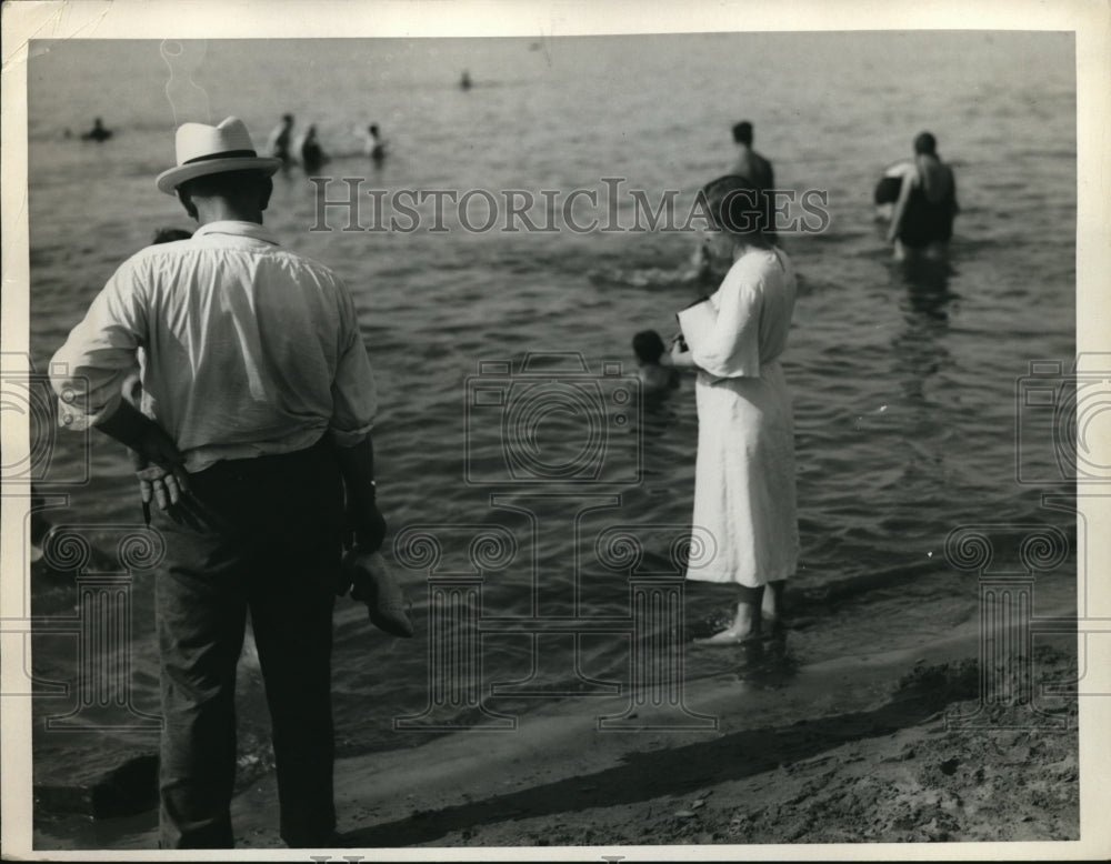 1936 Press Photo Rocky River Beach Mothers Watching Children Swim Vintage - Historic Images