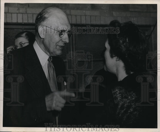 1946 Press Photo Mr Kettering at Flxible Company chairman of board - nec97709 - Historic Images