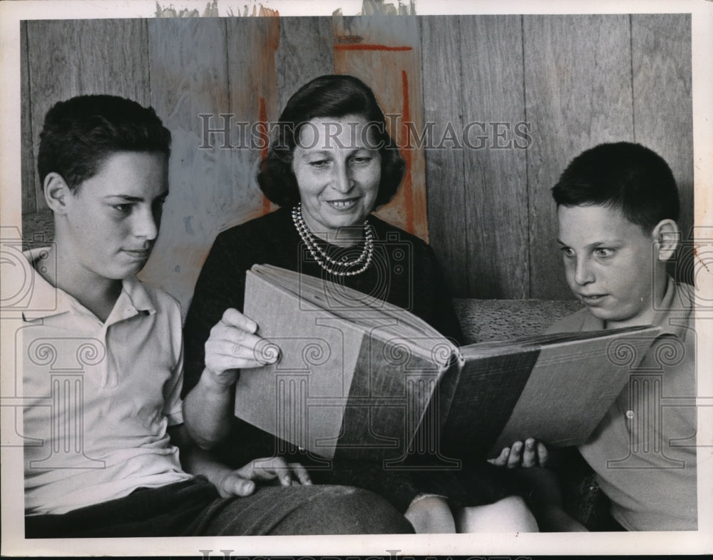 1962 Press Photo Mrs. Cathleen Basilone reading with John and James - Historic Images