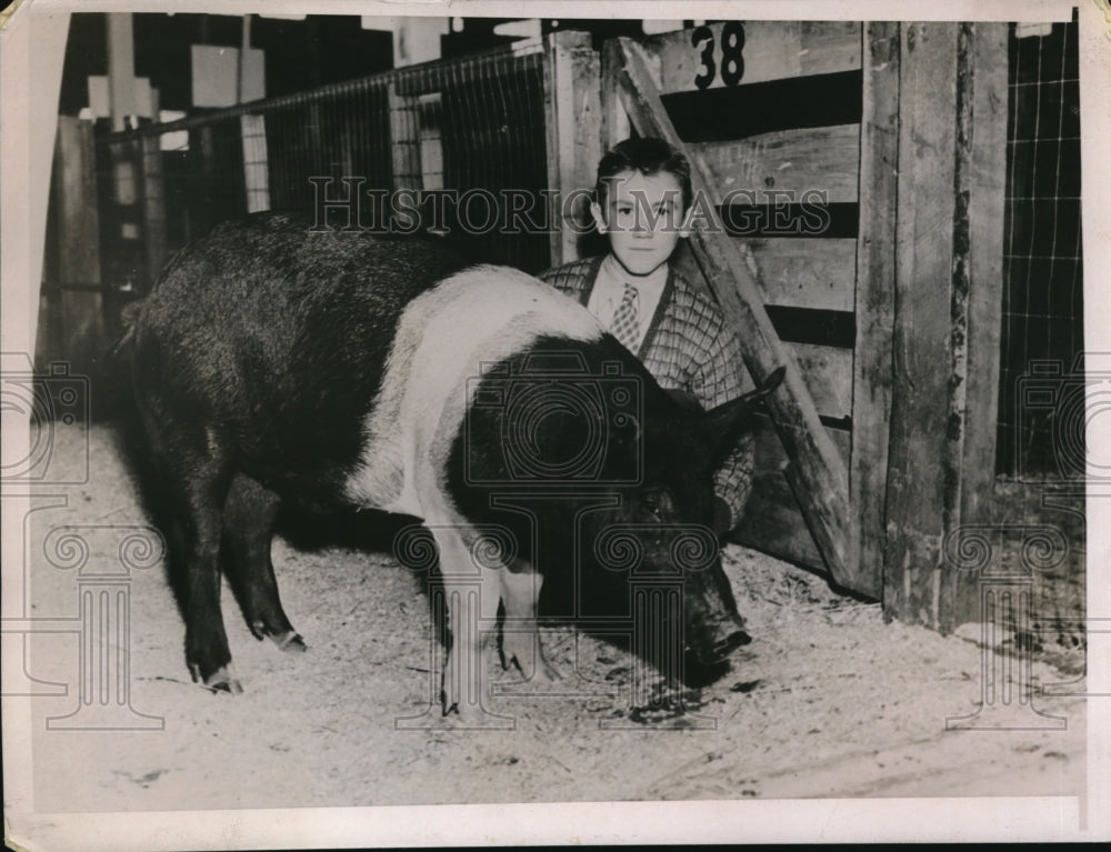 1936 Press Photo Robert Bruner with Champion Barrow Hog, Blue Boy - Historic Images