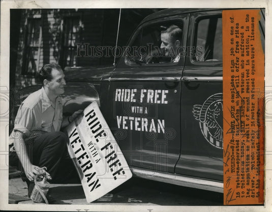1946 Press Photo Toledo Ohio Paul Cole, Dale Barton & Taxi cabs & signs - Historic Images