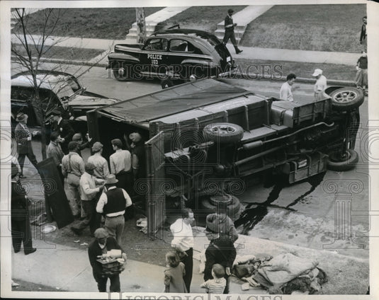 1941 Press Photo St Louis Mo AFL Union & overturned trucks in Movers strike - Historic Images