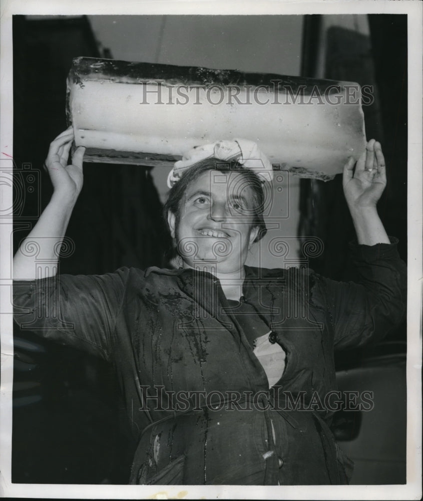 1949 Press Photo Do what the Romans do,like this lady does when she is in Rome - Historic Images