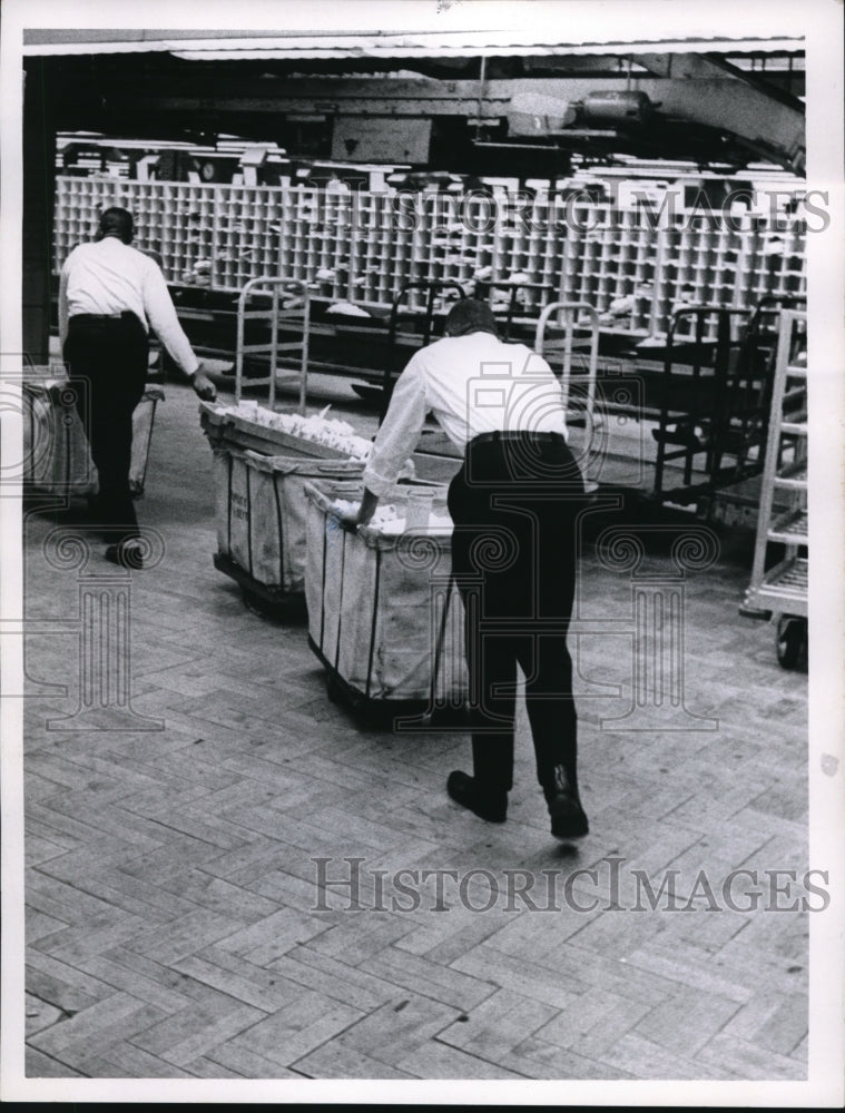 1958 Press Photo Clerks moving mail to distributing section - Historic Images